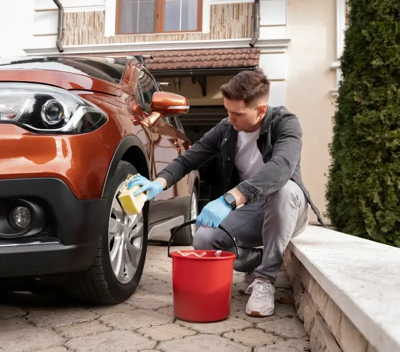 Lavage auto à domicile Pradinas : professionnel intervenant sur un véhicule